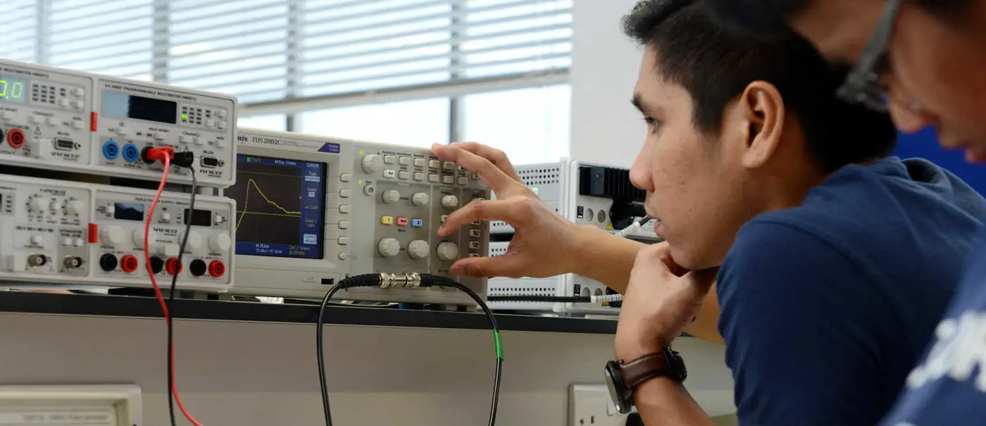 Electronic and Electrical Engineering students in lab